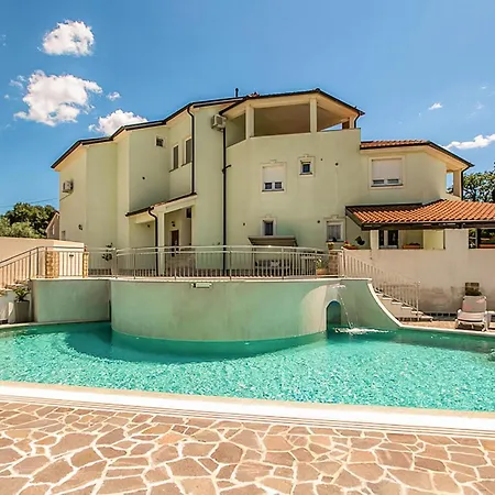 Lovely Apartment In Pula With Swimming Pool